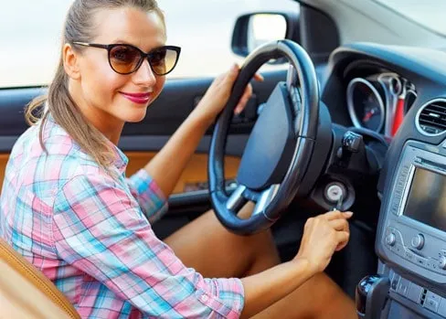 Frau im Cabrio – kompetente Beratung bei Nutzfahrzeuge Plus